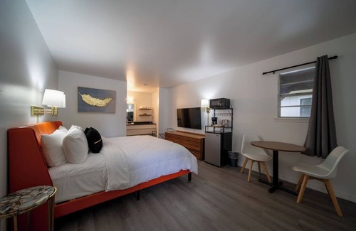 Eureka Springs Historic District Resort | King Suite Room #17 at GloryDayz