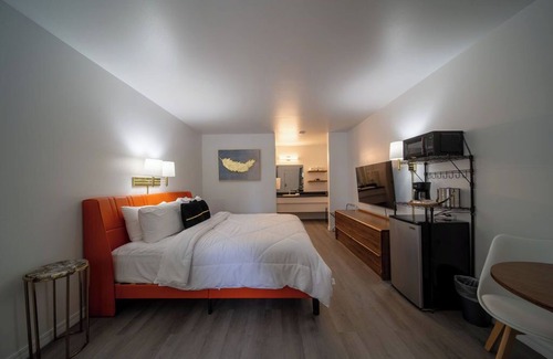 Eureka Springs Historic District Resort | King Suite Room #17 at GloryDayz