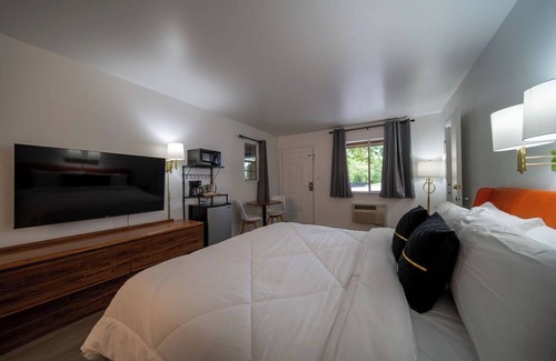 Eureka Springs Historic District Resort | King Suite Room #17 at GloryDayz