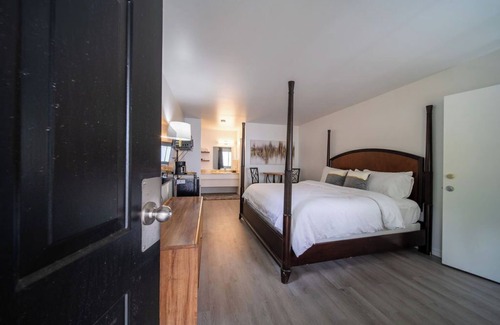 Eureka Springs Historic District Resort | King Suite Room #14 at GloryDayz!