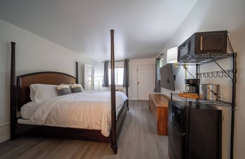 Eureka Springs Historic District Resort | King Suite Room #14 at GloryDayz!
