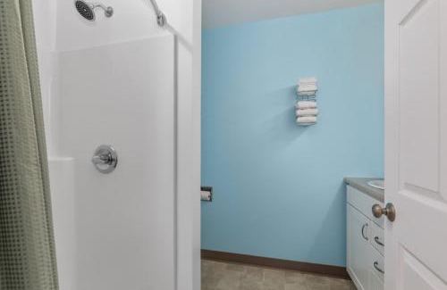 Lake City Hotel | King suite with Lake View