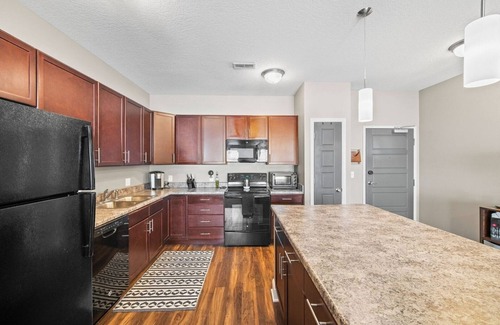 West Des Moines Apartment | King Tempurpedic | Garage | No Stairs