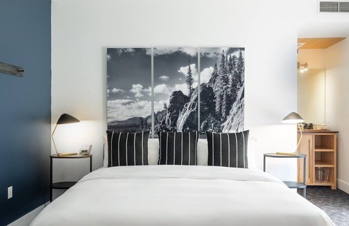 Truckee Hotel | King + Twin Sleeper Room at Gravity Haus, Outdoor Mountain Fun, Truckee Locale