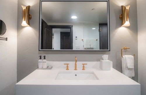 Vail Hotel | King + Twin Sofa Gravity Haus Vail, Heart of Vail Village, Steps to Gondola