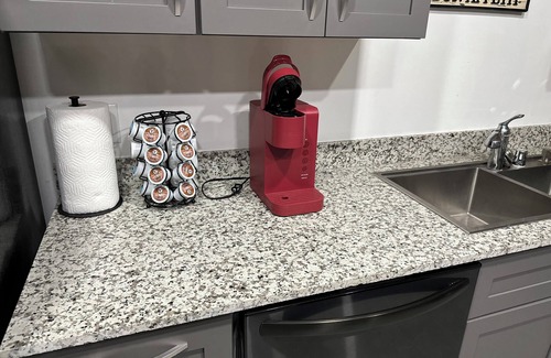 Madison Apartment | King W/D Smart TV Gym 300Mbps Full Kitchen Garage