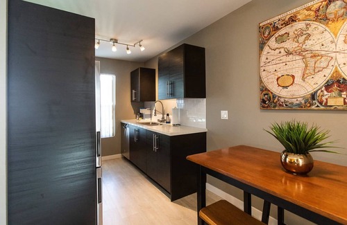 Normal Heights Apartment | KingBed-Desk-Parking-Pets-Walkable-SmartTV's