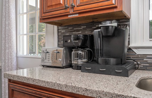 Kernersville House | KingBed PetFriendly Washer Dryer Sleep16