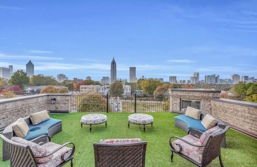 Midtown House | Kingdom house. Amazing rooftop with a panaramic view of the city and its skyline