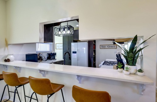 Kingman House | Kingman Retreat w/ Hot Tub: 1 Block to Route 66!
