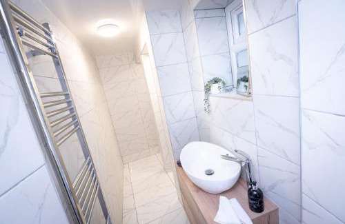 Whitehaven House | Kings Arms Suites - Luxury Double - Waterfall Shower - Self Check In