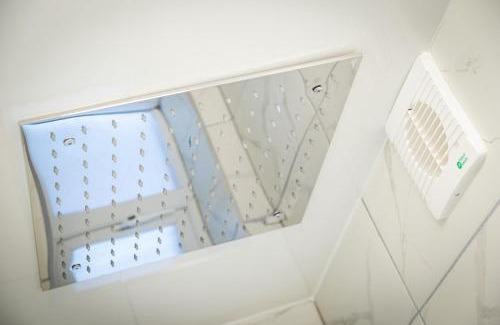 Whitehaven House | Kings Arms Suites - Luxury Double - Waterfall Shower - Self Check In