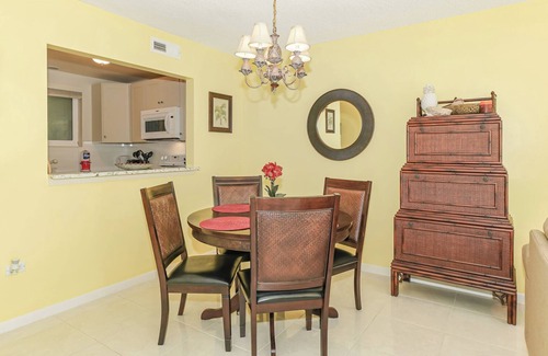 Saint Armands Key Condo | Kingston Arms 19A - Lido Beach!