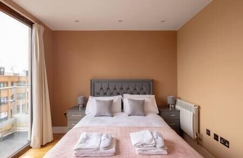 Norbiton Apartment | Kingston - Entire 1BR Penthouse - Terrace - Walk to Station