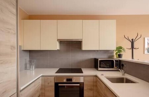 Norbiton Apartment | Kingston - Entire 1BR Penthouse - Terrace - Walk to Station