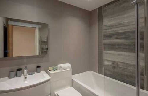 Norbiton Apartment | Kingston - Entire 1BR Penthouse - Terrace - Walk to Station