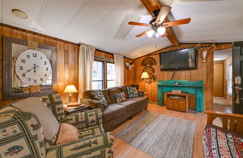 Kingston House | Kingston Home w/ Deck ~ 2 Mi to Lake Texoma!