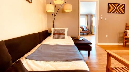 Inner Harbour Apartment | KingstonStays The Neighbourhood, Expansive loft, free parking