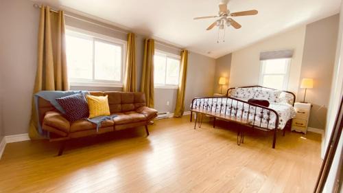 Inner Harbour Apartment | KingstonStays The Neighbourhood, Expansive loft, free parking
