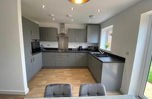 Derby House | Kingsway House - Spacious 4 Bed Home From Home in Derby