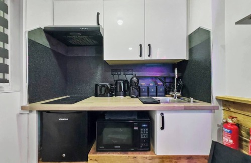 Rhondda Cynon Taff Cabin | Kinky Kabin w/Hot Tub, Sauna and Rooftop Garden