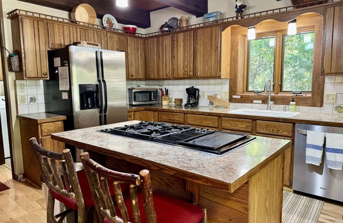 Glen Arbor House | Kinnikinnick Pet Friendly downtown Glen Arbor!