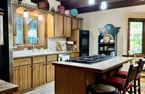Glen Arbor House | Kinnikinnick Pet Friendly downtown Glen Arbor!