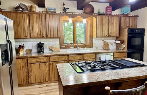 Glen Arbor House | Kinnikinnick Pet Friendly downtown Glen Arbor!