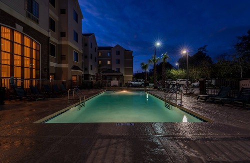 Oak Condo | Kitchen + Outdoor Pool | Minutes from Beaches