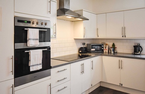 Clifton Apartment | Kitchenette Double Room with Shared Bathroom