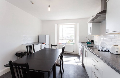 Clifton Apartment | Kitchenette Double Room with Shared Bathroom