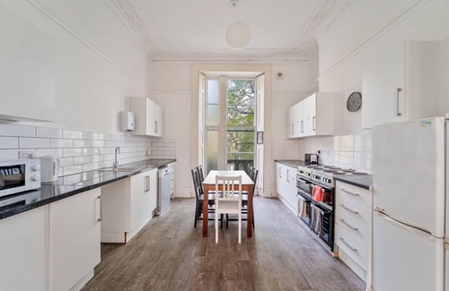 Clifton Apartment | Kitchenette Double Room with Shared Bathroom