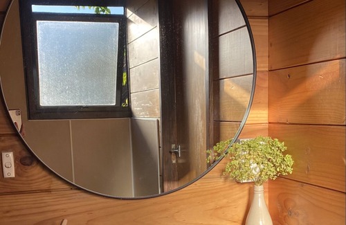 Fernhill House | Kiwi Bach vibes, lake views, close to town