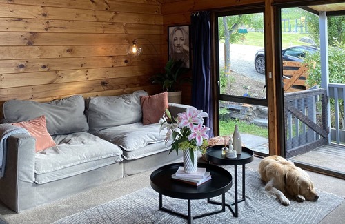 Fernhill House | Kiwi Bach vibes, lake views, close to town