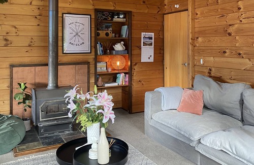 Fernhill House | Kiwi Bach vibes, lake views, close to town