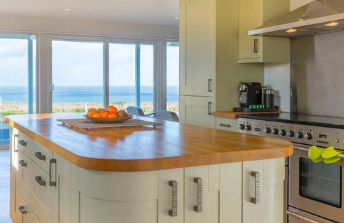 Bude House | Kiwi Beach House with stunning views across the ocean - the perfect place for families or friends to get together!