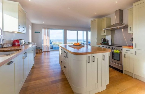 Bude House | Kiwi Beach House with stunning views across the ocean - the perfect place for families or friends to get together!