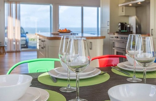 Bude House | Kiwi Beach House with stunning views across the ocean - the perfect place for families or friends to get together!