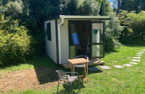 Tokaanu House | Kiwi cabin with geothermal pool by lake Taupo