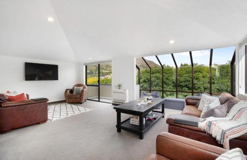Frankton House | Kiwi style home! Views of lake. Large outdoor area