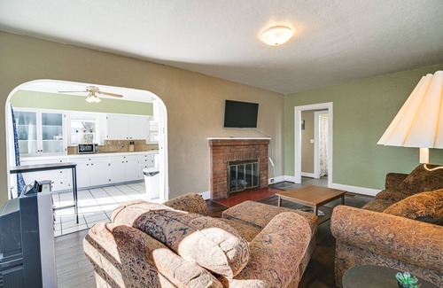 Altamont House | Klamath Falls Home w/Deck ~ 1 Mi to Downtown