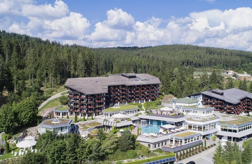Schluchsee Apartment | Klassik Suite Waldseite mit Doppelbett, separatem Wohnzimmer und Terrasse oder Balkon