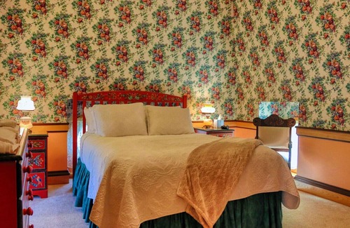 Pella Bed & Breakfast | Klompen Suite at Pella Mansion