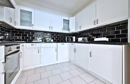 Chinatown Apartment | Knightbridge HydePark 2B2B & Garden near Harrods, Royal Albert Hall & V&A museum