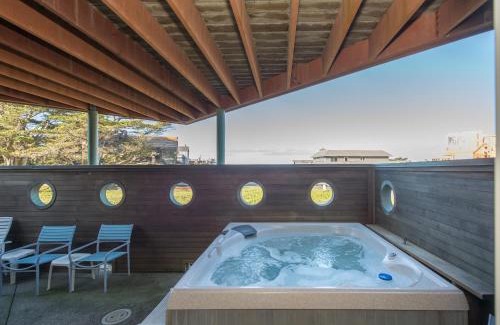 Dillon Beach House | Knot-a-Care! Hot Tub! Walk to Beach! BBQ! Fast WiFi!