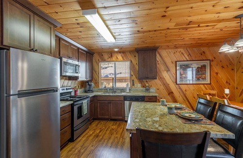 Truckee Cabin | Knotty Pine Family Cabin (Tahoe Donner) - Dogs Welcome!