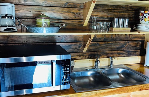 Pine Ridge Cabin | KNOTTY PINE 🌲 Handcrafted Cozy Cabin in RRG Hot Tub Fireplace Pet Friendly