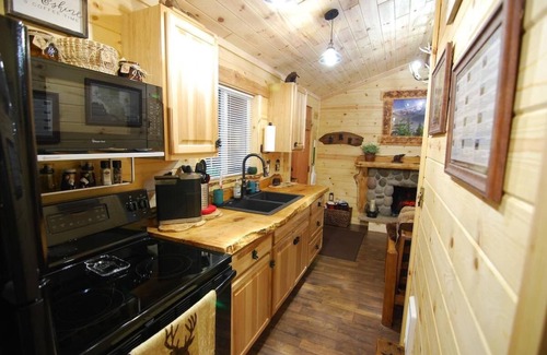 Ashford Cabin | Knotty Shack Cabin-Unique Log Cabin with Hot TubnStay, Explore, Retreat & Repeat