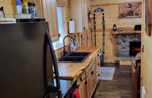 Ashford Cabin | Knotty Shack Cabin-Unique Log Cabin with Hot TubnStay, Explore, Retreat & Repeat