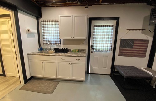 Knoxville Apartment | Knoxville Den: Walk to Track, Great for Families & Crews